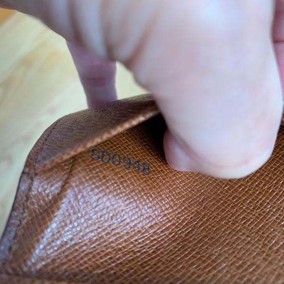 LOUIS VUITTON Trifold Card Holder - Picture 5 of 8